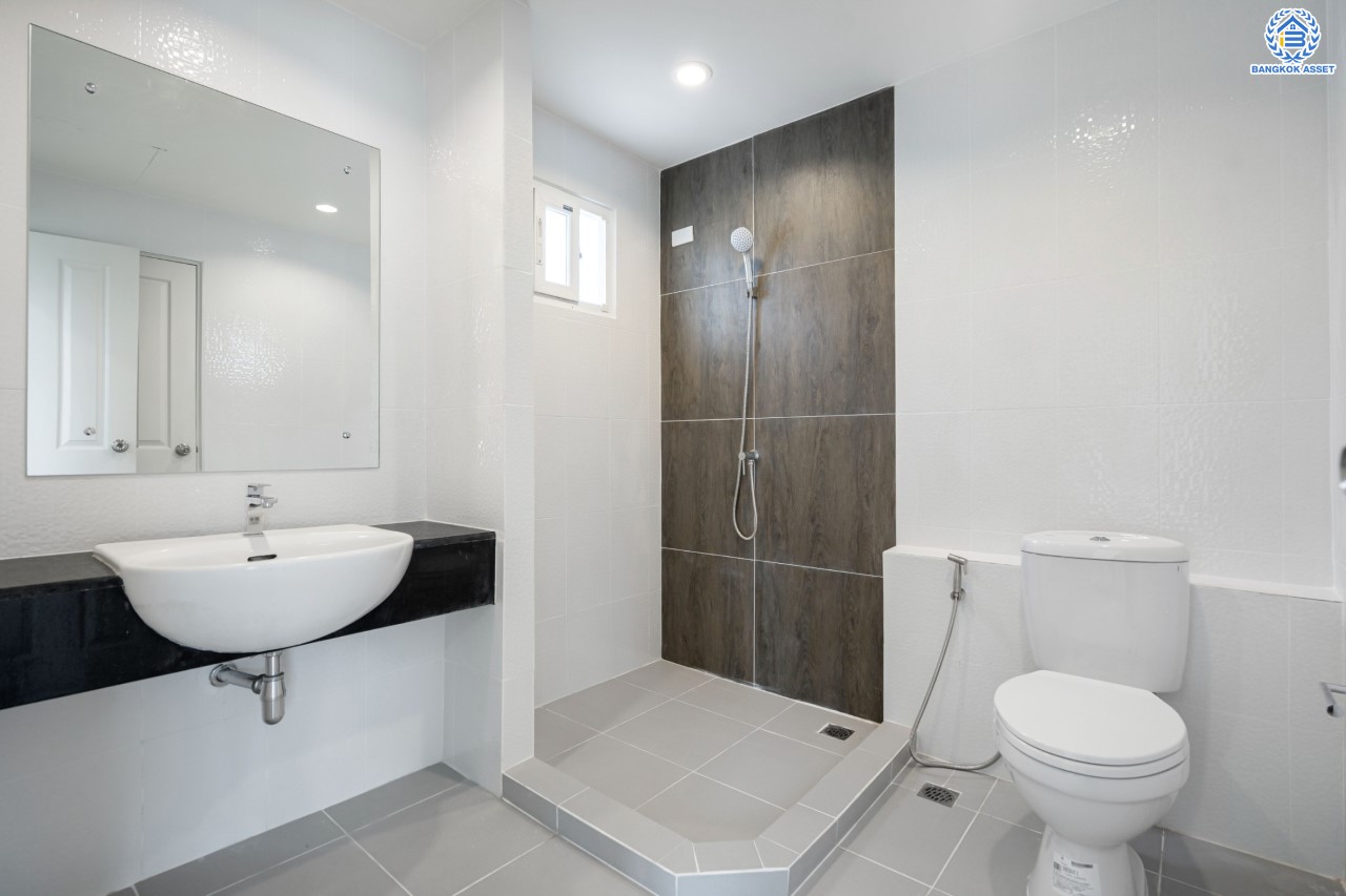 บ้านมือสองตกแต่งใหม่ ม.พฤกษาวิลเลจ11 ท่าอิฐ หลังมุม เนื้อที่ 50.2 ตร.ว. ฟังก์ชันพร้อม 4 ห้องนอน 2 ห้องน้ำ 2 ที่จอดรถ บนทำเลศักยภาพ เข้า-ออกได้ทั้งถ.รัตนาธิเบศร์ และถ.ราชพฤกษ์ ใกล้รถไฟฟ้าสายสีม่วง "สถานีบางรักน้อยท่าอิฐ"